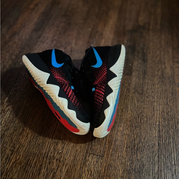 Nike Kyrie Flytrap Black Blue University Red (GS) basketball shoes - Picture 2 of 4